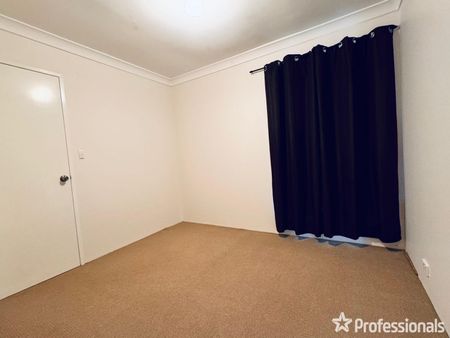 Spacious Family Living with Room for Everyone! - Photo 3