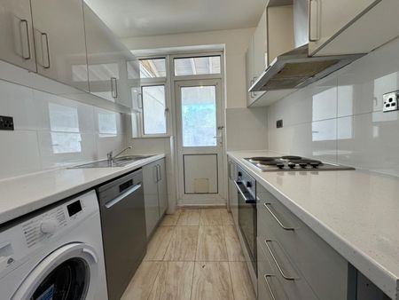Raeburn Road, Edgware, HA8 - Photo 4