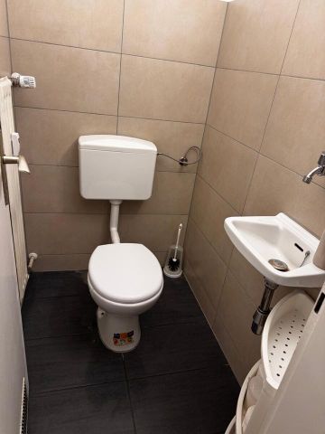 Ab dem 01.01.2025 bieten wir eine geräumige und helle 3-Zimmer-Wohnung im 3. OG in Minden an. Die Wohnung verfügt über drei gut geschnittene Zimmer, ein modernes Bad mit Dusche, ein separates WC... - Photo 5