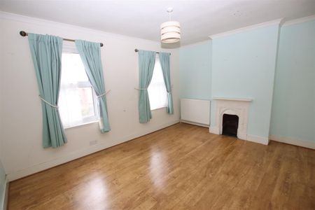 3 bedroom Terraced House to let - Photo 3