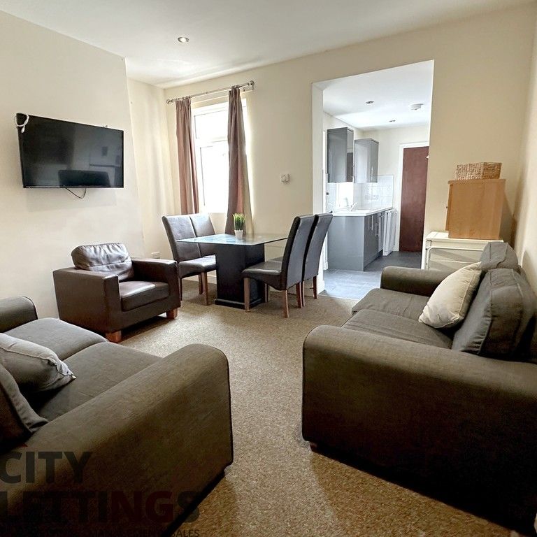 5 Bedroom Mid Terraced House - Photo 1