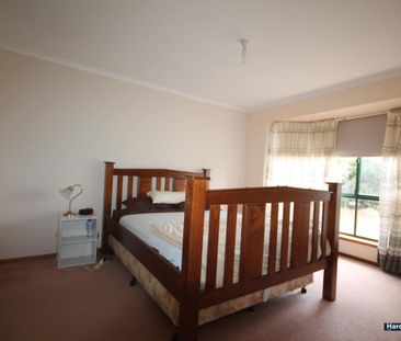 3 Bedroom 2 Bathroom Home in Perfect Location - Photo 2