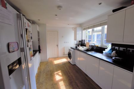 Queens Avenue, Watford - Photo 2