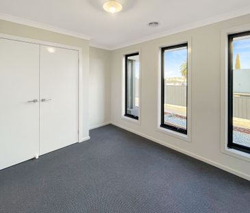 2/16 Burn Street, Golden Square - Photo 1