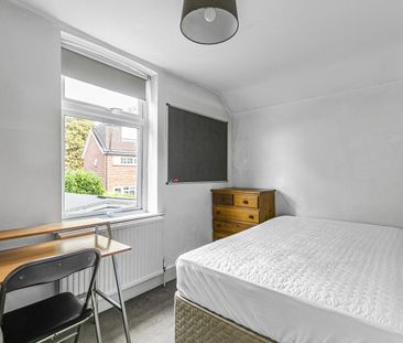 Harvest Road, Englefield Green, Egham, Surrey, TW20 0QS - Photo 6