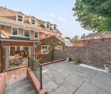 Tamerton Square, Woking, Surrey, GU22 - Photo 5