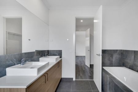 Family Home in Ooranya estate! - Photo 4