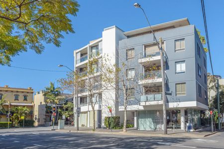 Sunny & Spacious North facing gem – Parking & Balcony - Photo 4