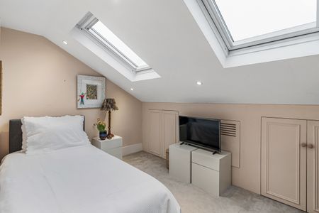 Duplex apartment on one of Chelsea’s finest garden squares - Photo 3