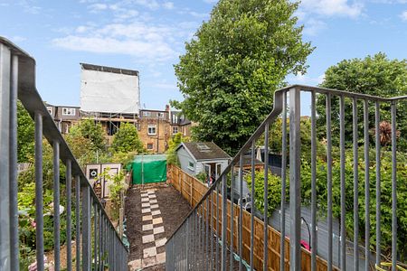 3 bedroom in Shepherds Bush - Photo 3