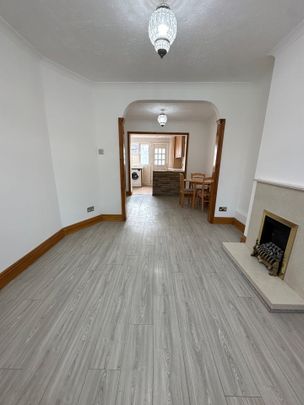 3 Bed Semi-Detached House, Ringwood Avenue, CR0 - Photo 1