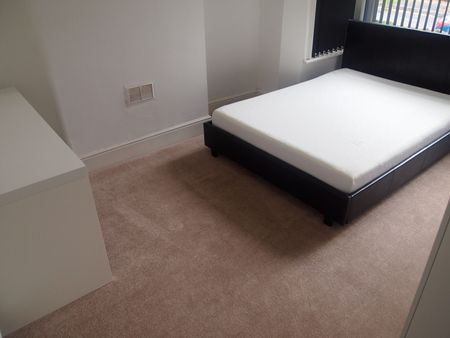 5 Bedroom Terraced To Rent in Lenton - Photo 2