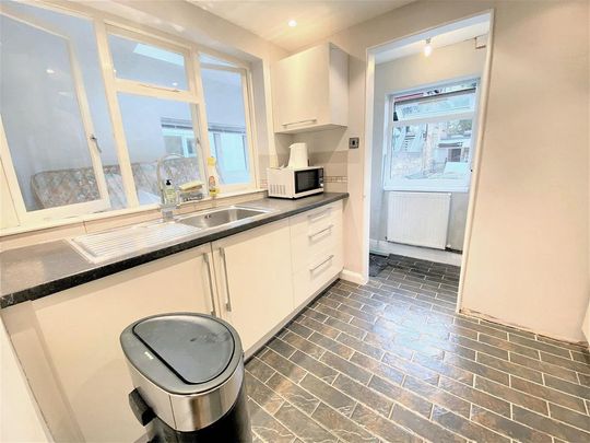 1 bedroom in a flat share to rent - Photo 1