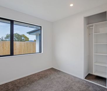 Modern Brand New Build in a Lifestlye Town! - Photo 5