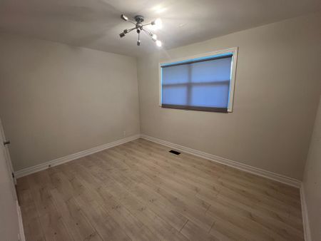 For Lease - 98 Thornton (Main Floor) Avenue, Bradford West Gwillimbury, Ontario - Photo 4