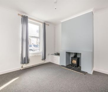 2 bed House - Mid Terrace To Let - Photo 3