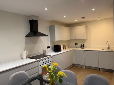 3 Bed Flat, London, W5 - Photo 5