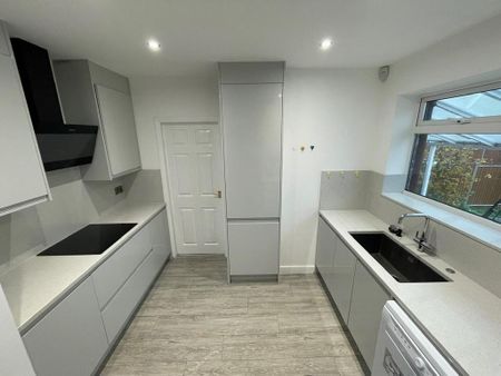 3 bedroom semi-detached house to rent - Photo 3