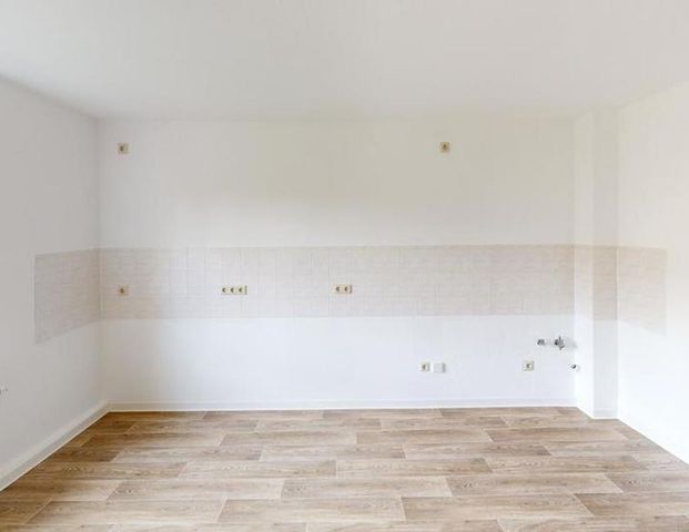 Ruhig gelegene 2-Raum-Altbauwohnung mit Tageslichtbad - Photo 1