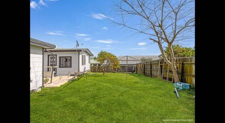 Charming 2BR Unit in Whakatane - Photo 4