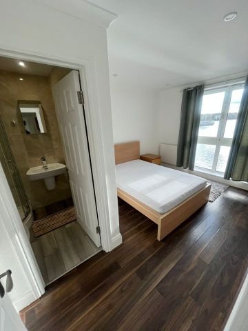 2 Bed Flat, Pepper Street, E14 - Photo 2