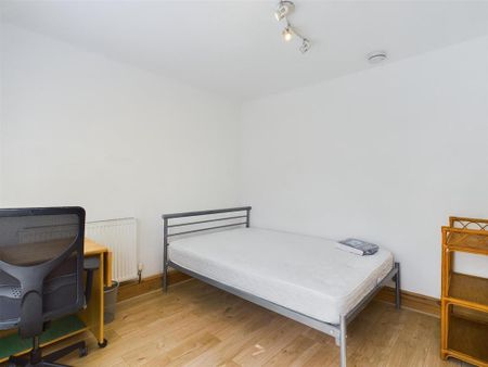 4 bedroom semi-detached house to rent - Photo 2