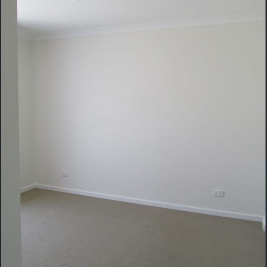 Cozy family home! - Photo 1