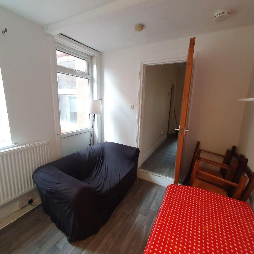 Room in a Shared House, Clovelly Road, SO14 - Photo 1