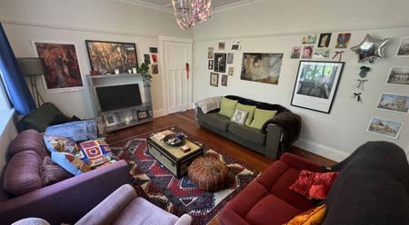 SPACIOUS CHARACTER HOME: - Photo 4