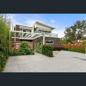 Stylish Studio Apartment with Separate Bedroom & Large Courtyard - Photo 2