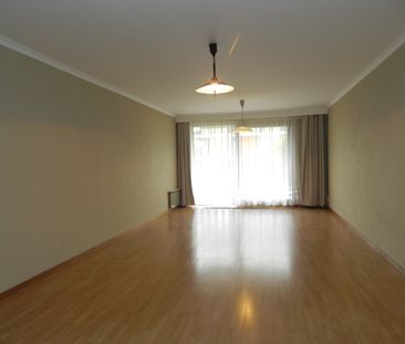 Ruim éénslaapkamer-appartement te huur in Ieper met terras - Photo 2