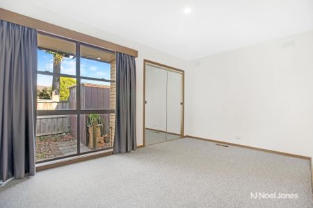 8 Cambridge Drive, GLEN WAVERLEY - Photo 5