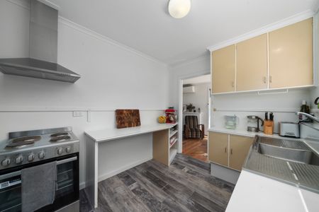 Three Bedroom Family Home - Photo 3