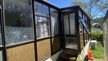 FIVE BEDROOM IN A GREAT LOCATION: - Photo 3