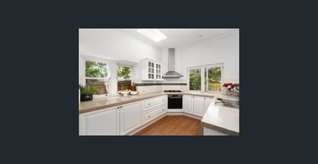 Place your family with perfect park-side poise - Photo 4