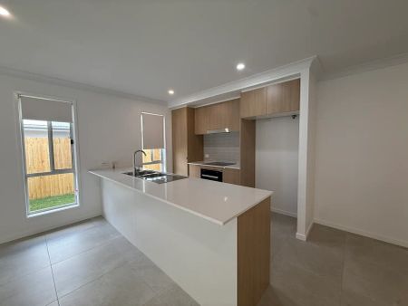 “Spacious 4-Bedroom, 2-Bathroom House” - Photo 5