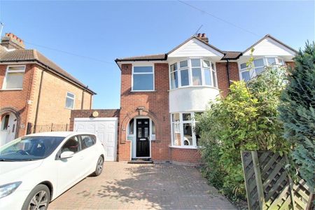 Three Bedroom House To Let On Beechcroft Road - Photo 5