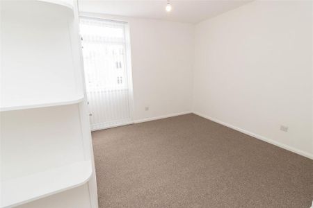 3 bedroom end of terrace house to rent - Photo 4