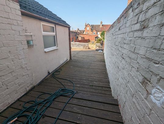 1 bedroom in a house share to rent - Photo 1