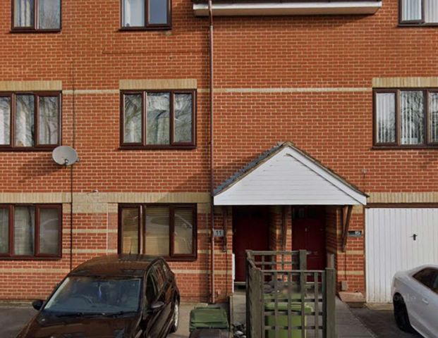 Quiet Professional House Top Floor Front Bedroom - Photo 1