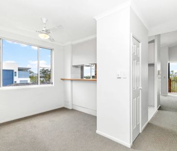 Spacious Riverfront Apartment with Stunning Views - Photo 4