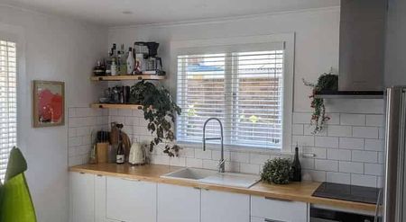 Charming 3 bed, 1.5 bath with Garden in Greerton - Photo 4
