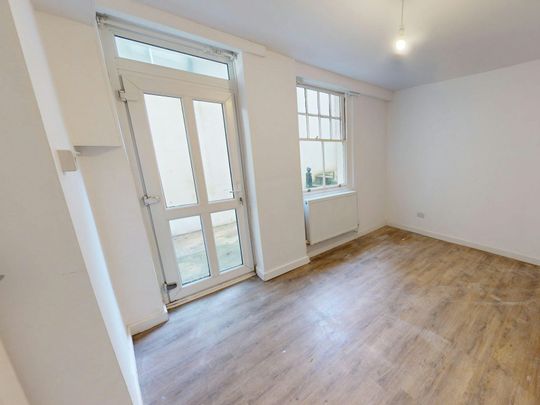 Flat to rent on - Photo 1