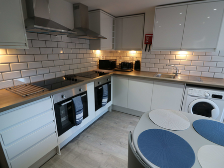 OX Living is proud to present this high-quality 6-bedroom co-living property, perfect for working professionals looking for stylish, stress-free living. Room 5 - Photo 2