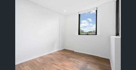 SPACIOUS & OVERSIZED APARTMENT WITH COMMON ROOFTOP - Photo 2