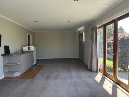 Heritage gem with sleepout - Photo 3