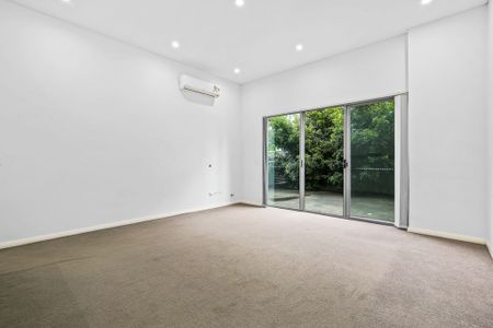 Centrally Positioned, Expansive And Modern, Executive Style, Sun-Kissed And Private Two Bedroom, Two Bathroom Courtyard Oasis, Moments To All Amenitie - Photo 2