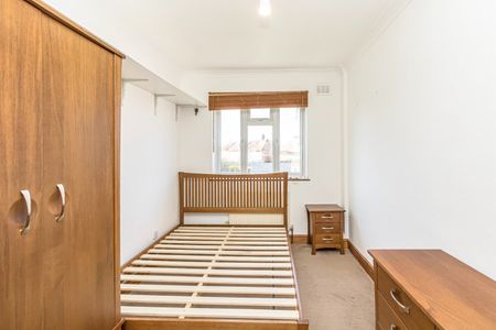 3 Bed Terraced House, Hengist Road, SE12 - Photo 5