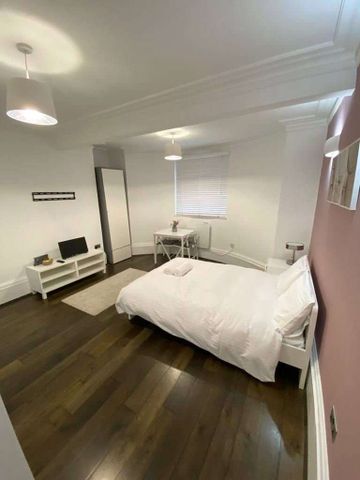 A superbly presented ground floor studio apartment in this beautiful Georgian conversion in the centre of Reading. Offered fully furnished and with gated parking. - Photo 4