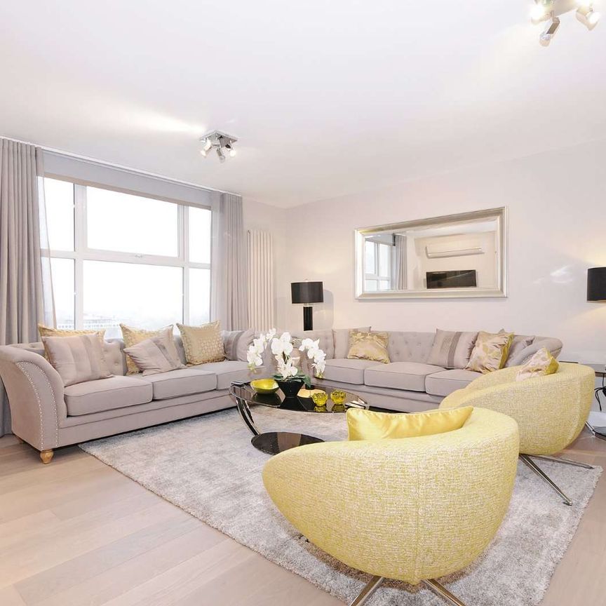 Three bedroom apartment situated on the eight floor of a purpose built block located in St John's Wood - Photo 1